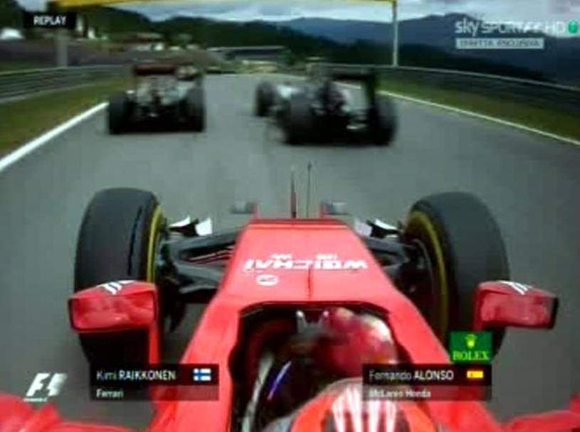 Strano incidente tra lo spagnolo e il finlandese, a gara appena cominciata: la Ferrari sbanda e travolge la McLaren che, stretta contro il guard rail, decolla e finisce la propria corsa sulla rossa. Ok i piloti (Ipp)